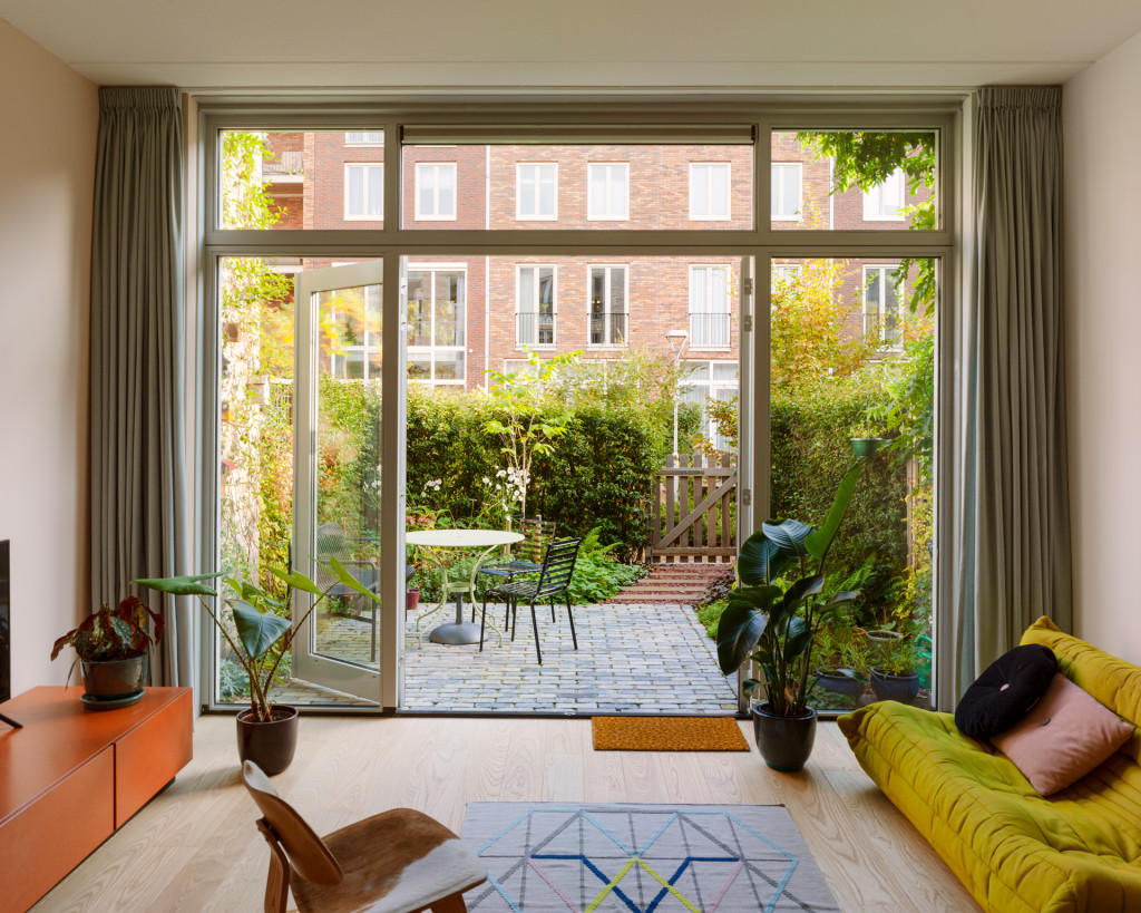 1-LAGADO-architects-workhome-playhome-Rotterdam-interior-garden-living-orange-ligne-roset-valchromat-by Ruben Dario Kleimeer