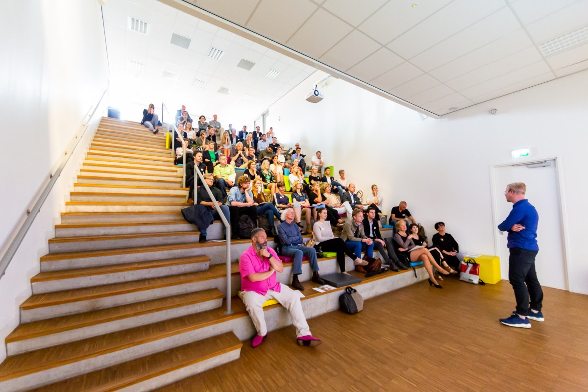 Lecture on the influence of colour and material on the education environment on behalf of RoosRos for Centrum voor Gezonde Scholen