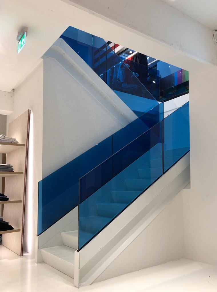 Tommy-Jeans-Lijnbaan-LAGADO-local-architect-rijksmonument-facade-interior-blue-glass-stairs1