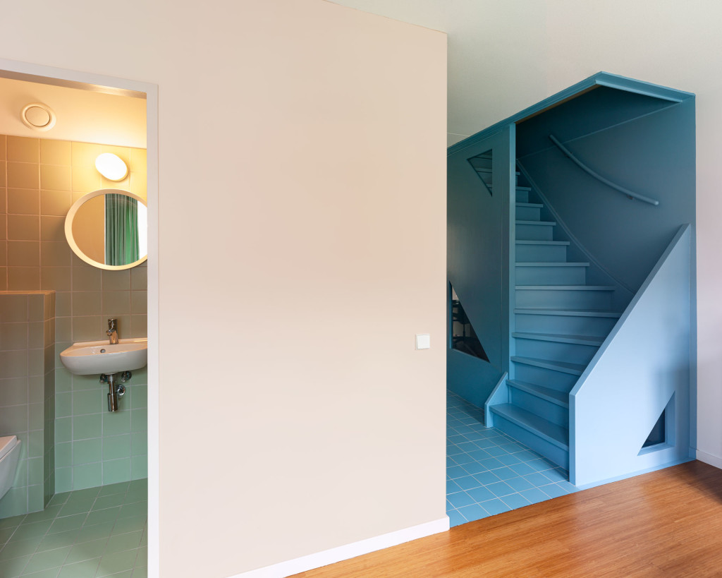 6-Lagado-architects-workhome-playhome-Rotterdam-interior-blue-stair-bathroom-green-tiles-pink-bamboo-by Ruben Dario Kleimeer